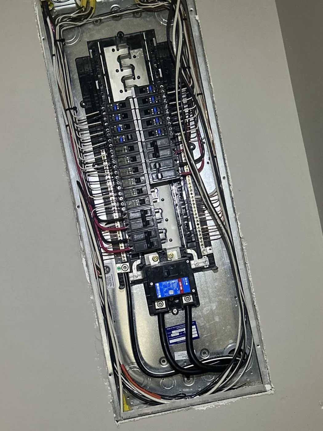 Electrical distribution panel